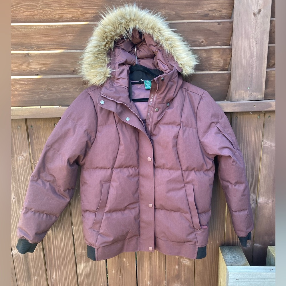 Woods Puffer Jacket Women’s XL in Huckleberry color w/ hood & Removable faux fur